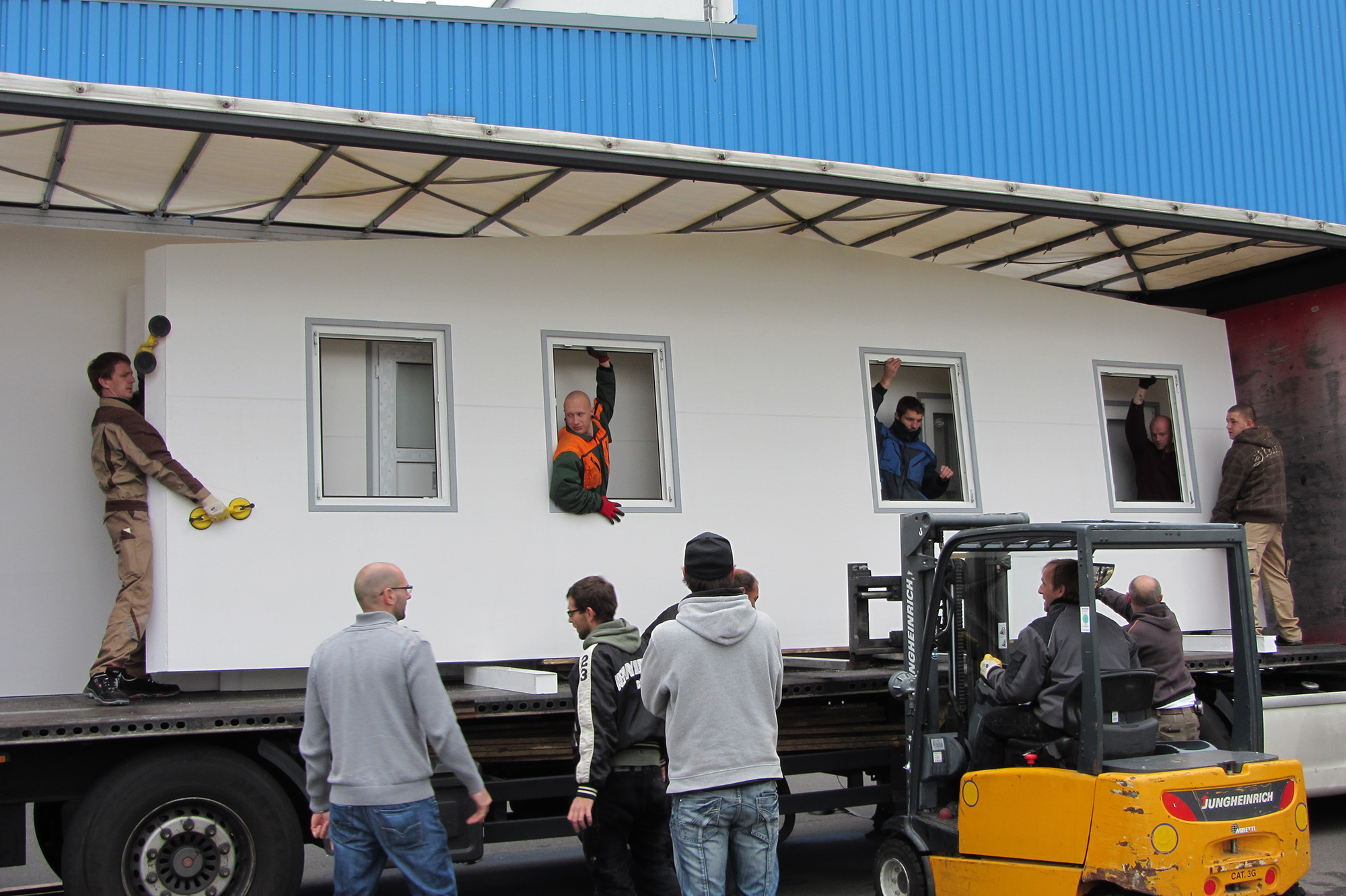 The building panels manufactured by Tennessee-based MDLR Brands are so lightweight that just four people can carry a panel sheet measuring 8 by 32 feet. “You couldn’t have four men carry an 8-by-32 wooden or metal SIP,” says Harrison Langley, CEO, MDLR (pronounced “modular”) Brands. MDLR Brands’ composite SIPs (structural insulated panels) weigh in at just over 1 pound per square foot. As a result, builders don’t need forklifts or cranes to install them. Instead, a simple pulley system and a couple of workers can maneuver and place the panels onsite.